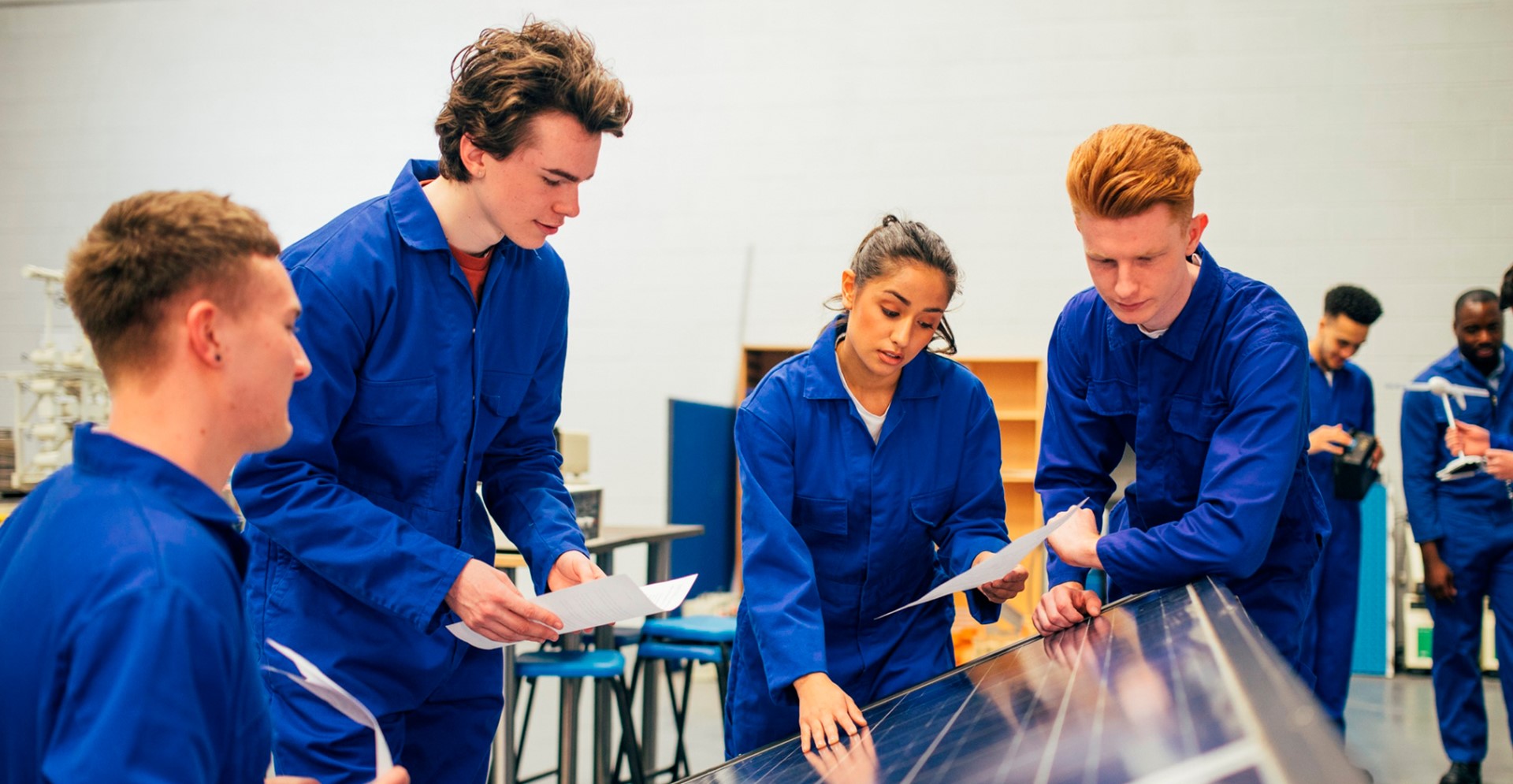 studenten bij zonnepaneel